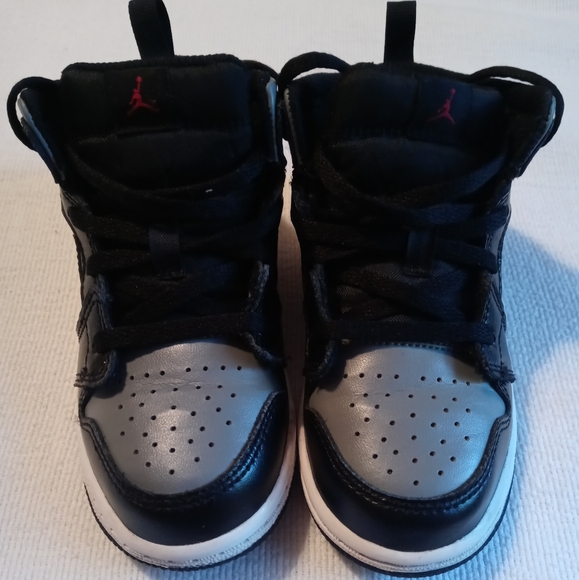 Jordan Youth Boys black and gray sneaker size 9C - Picture 2 of 4